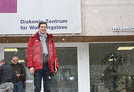 Nachrichtensprecher Ingo Zamperoni vor einer Tagesaufenthaltsstätte in Hamburg vom Diakonie-Zentrum für Wohnungslose.