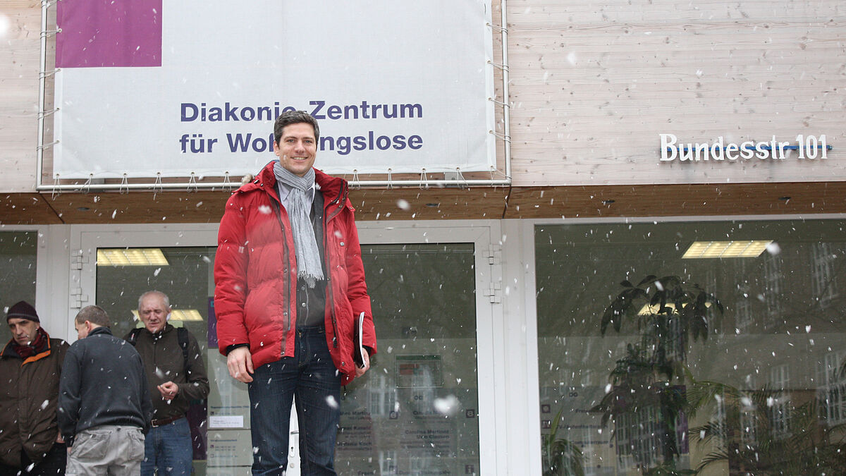 Nachrichtensprecher Ingo Zamperoni vor einer Tagesaufenthaltsstätte in Hamburg vom Diakonie-Zentrum für Wohnungslose.