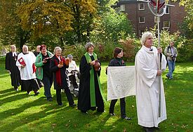 Einzug beim Abschluss-Gottesdienst der igs am 13. Oktober: Claus Everdiking, Pastoralreferent beim Erzbistum (vorn), am Ende Bischofsvertreter Gothard Magaard und Weihbischof Jaschke