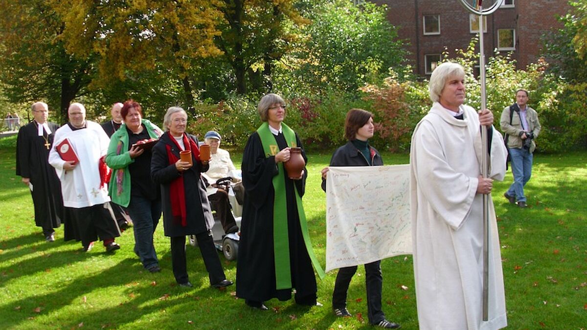 Einzug beim igs-Abschluss-Gottesdienst am 13. Oktober: Claus Everdiking, Pastoralreferent beim Erzbistum (vorn), am Ende Bischofsvertreter Gothard Magaard und Weihbischof Jaschke