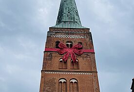 850 Jahre Lübecker Dom: Die rote Schleife zum Geburtstag hängt.