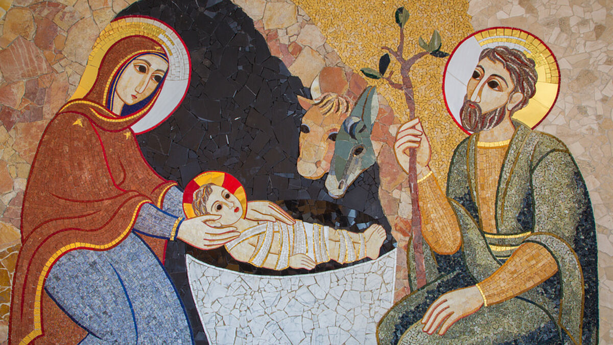Maria und Josef an der Krippe mit Jesus, Mosaik in der Kirche St. Sebastian in Bratislava
