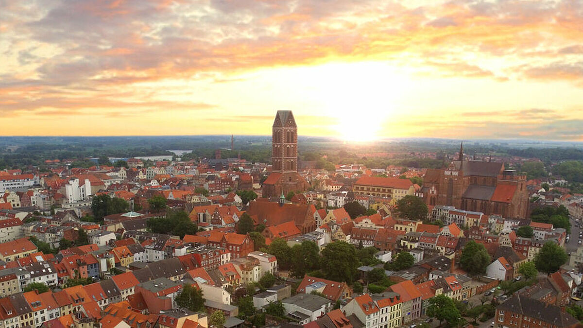 Blick auf Wismar mit Georgenkirche (rechts im Bild) und den 80 Meter hohen Turm der einstigen Marienkirche (Mitte).