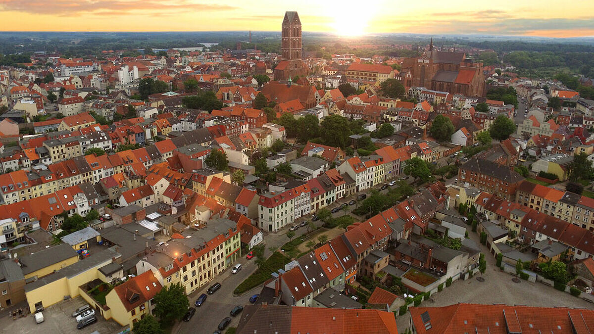 Blick auf die Hafenstadt Wismar bei Sonnenuntergang (Symbolbild) 