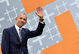 Bundeskanzlerin Angela Merkel (CDU) diskutierte am Donnerstagvormittag (25.05.2017) beim evangelischen Kirchentag in Berlin mit dem ehemaligen US-Praesident Barack Obama (Foto) unter dem Titel "Engagiert Demokratie gestalten" ueber christliches und ehrenamtliches Engagement in Politik und Gesellschaft. Der Obama-Auftritt hatte vereinzelt Kritik hervorgerufen. Der 36. Deutsche Evangelische Kirchentag unter der biblischen Losung "Du siehst mich" findet vom 24. bis 28. Mai in Berlin und Wittenberg statt und steht in diesem Jahr im Zeichen des 500. Reformationsjubilaeums. (Siehe epd-Bericht vom 25.05.2017)