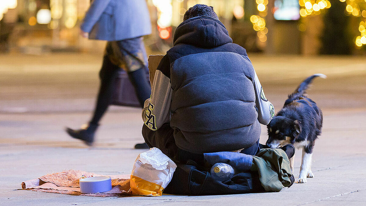 Den Lockdown in den Innenstädten bekommen auch die Obdachlosen zu spüren - es gibt weniger öffentliche Orte zum Aufwärmen und weniger Geld durch betteln.