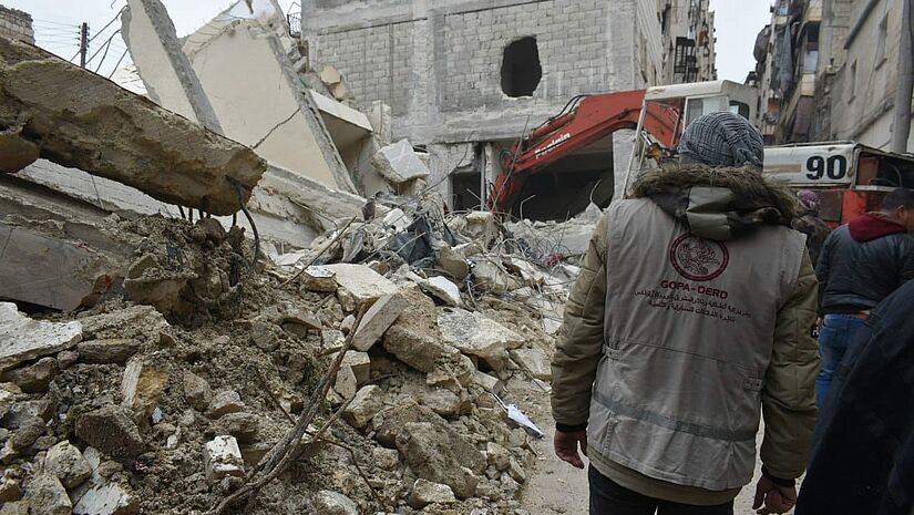 Die Zahl der Menschen, die bei den schweren Erdbeben in der Türkei und in Syrien ums Leben gekommen sind, ist auf mehr als 35 000 gestiegen. Zahlreiche weitere Personen sind verletzt. Helfer stehen vor einem vom Erdbeben komplett zerstörten Haus.