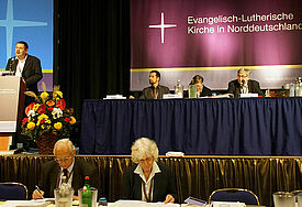 Pastor Mathias Bartels, Mitglied der Ersten Kirchenleitung, brachte das Archivgesetz in die Landessynode ein