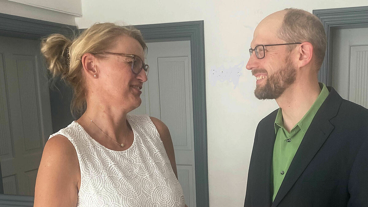 Pröpstin Britta Carstensen gratuliert Dr. Gerhard Altenburg zu seiner Berufung.