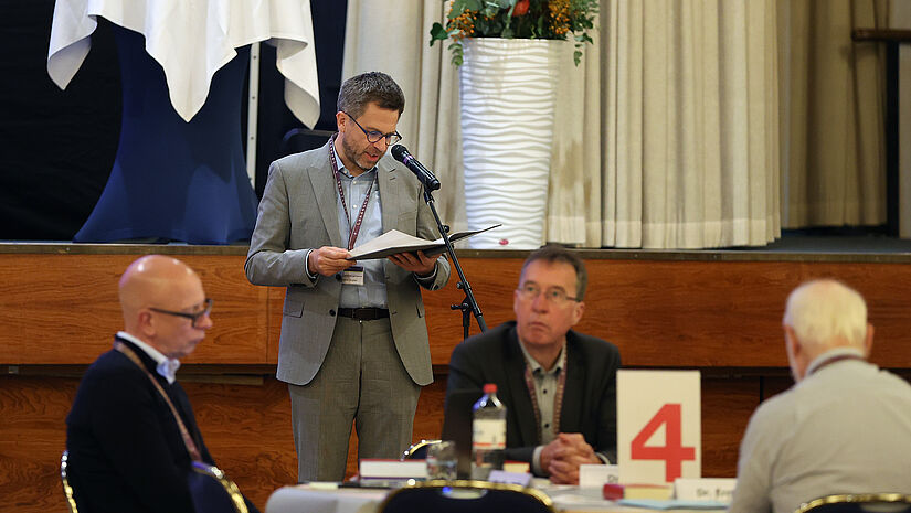 Michael Birgden, Kommunikationsdirektor der Nordkirche, gestaltet die Andacht zum Auftakt des zweiten Synodentags. Michael Birgden, Kommunikationsdirektor der Nordkirche, gestaltet die Andacht zum Auftakt des zweiten Synodentags.