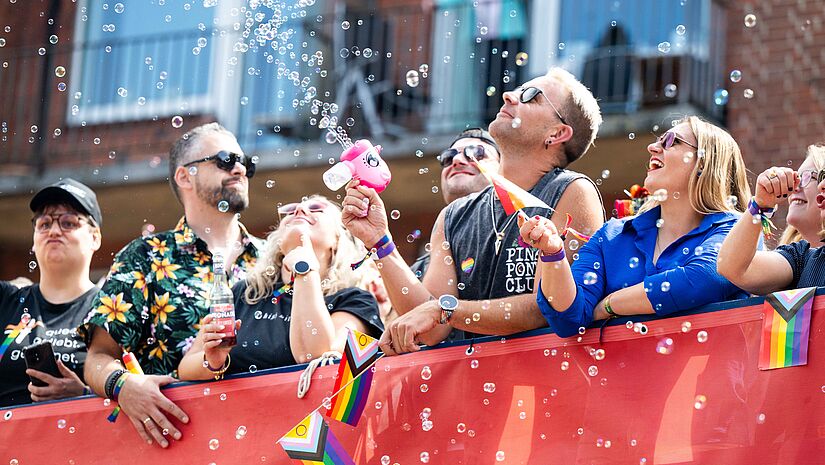 menschen auf dem Truck der Kirche auf dem CSD in Hamburg pusten Seifenblasen in die Lust.