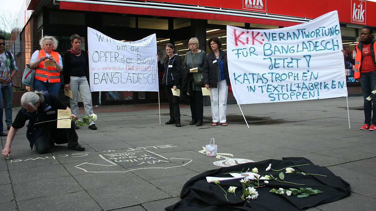 Trauer-Demo in der Hamburger City zur Erinnerung an die Opfer der Textilfabrik in Bangladesch.