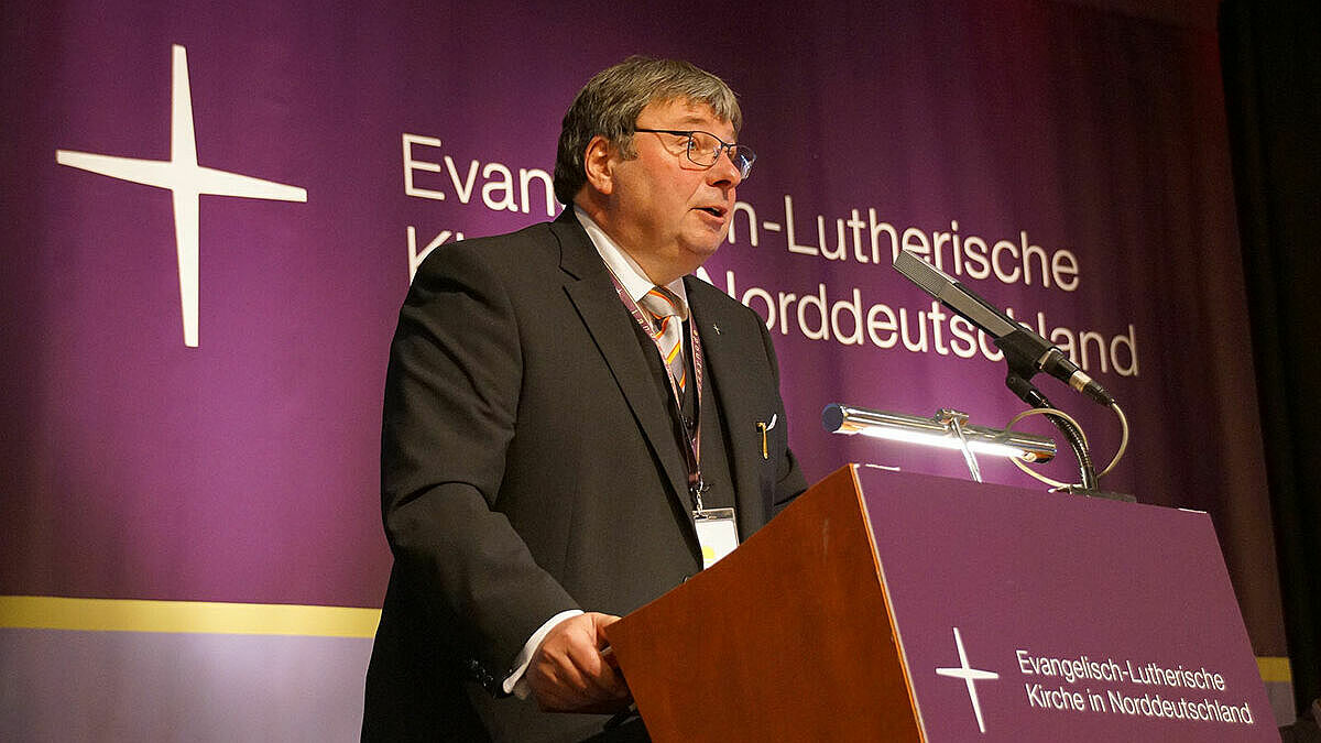 Dr. Ralf Büchner, Mitglied der Ersten Kirchenleitung, stellte den Synodalen in Lübeck-Travemünde die Eckpunkte des Haushaltes 2018 vor