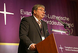 Dr. Ralf Büchner, Mitglied der Ersten Kirchenleitung, stellte den Synodalen in Lübeck-Travemünde die Eckpunkte des Haushaltes 2018 vor