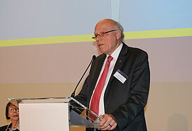 Landesbischof Ulrich bei seinem Abschlussbericht auf der Landessynode, Foto: Wendt/Nordkirche