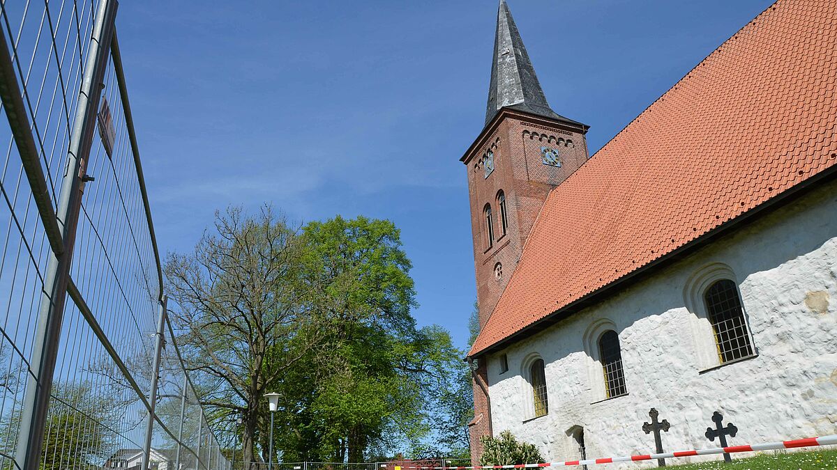 Die mittelalterliche Feldsteinkirche in Bornhöved (Kreis Segeberg) kann wieder geöffnet werden.