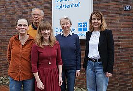 Birgit Hansen und Ulrike Zimmermann (Jugendamt des Kreises Rendsburg-Eckernförde, vorne von links), Bernhard Lehwald und Anke Kamphues (ehrenamtliche Vormünder) und Dagmar Goede (Diakonisches Werk des Kirchenkreises Rendsburg-Eckernförde gGmbH, hinten von links).