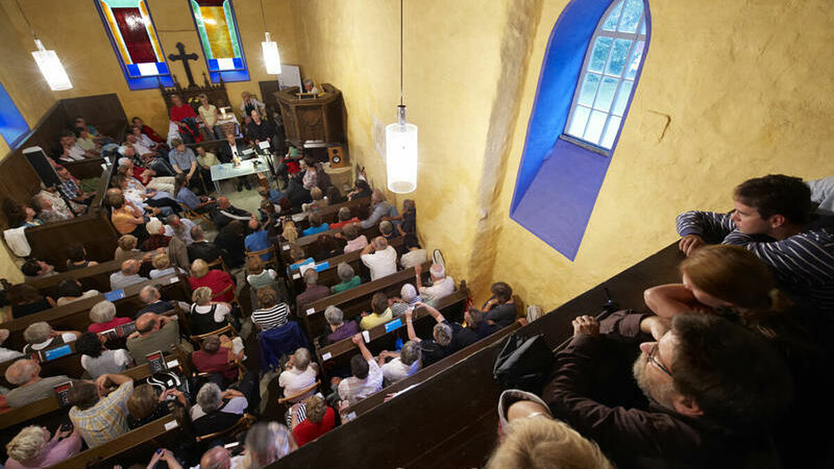 Zuhörer lauschen gebannt in der Hörspielkirche Federow.