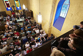 Besucher in der Hörspielkirche Federow bei einer Lesung mit Ulrich Wickert (Archiv)
