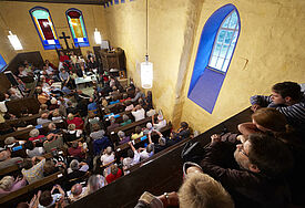 Besucher in der Hörspielkirche Federow bei einer Lesung mit Ulrich Wickert (Archiv)