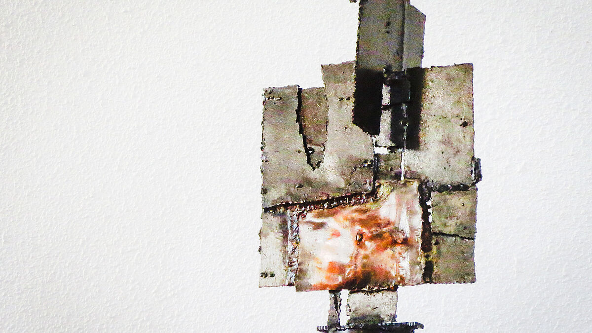 Ein Blickfang der anderen Art: Das Schrottkreuz des im Altarraum der Lübecker Kreuzkirche.