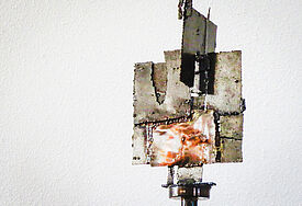 Ein Blickfang der anderen Art: Das Schrottkreuz des im Altarraum der Lübecker Kreuzkirche.