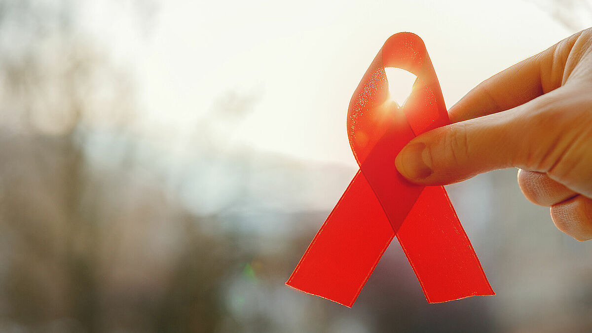 Die Rote Schleife ist weltweit ein Symbol der Solidarität mit HIV-Infizierten und AIDS-Kranken.