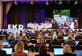 Die EKD-Synode tagt bis zum 9.November 2022 in Magdeburg. Auf der Tagesordnung stehen unter anderem Beratungen über den Haushalt, die Aufarbeitung sexualisierter Gewalt und den ki​rchlichen Klimaschutz.