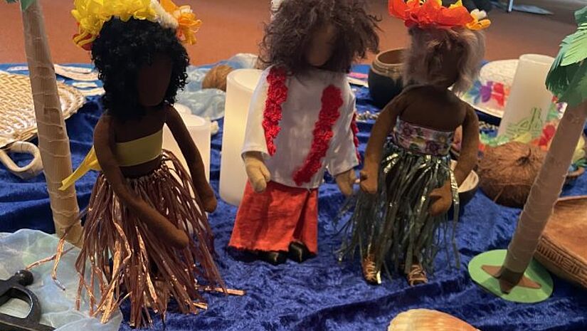 Figuren symbolisieren den landestypischen Blumenschmuck und die traditionelle Kleidung der Frauen auf den Cook-Inseln.