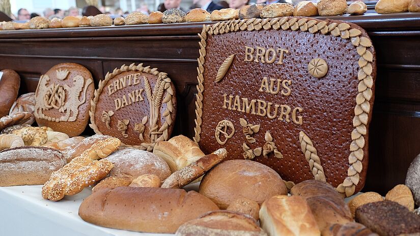 Erntedank-Schmuck für die Kirche von der Bäckerinnung Hamburg. 