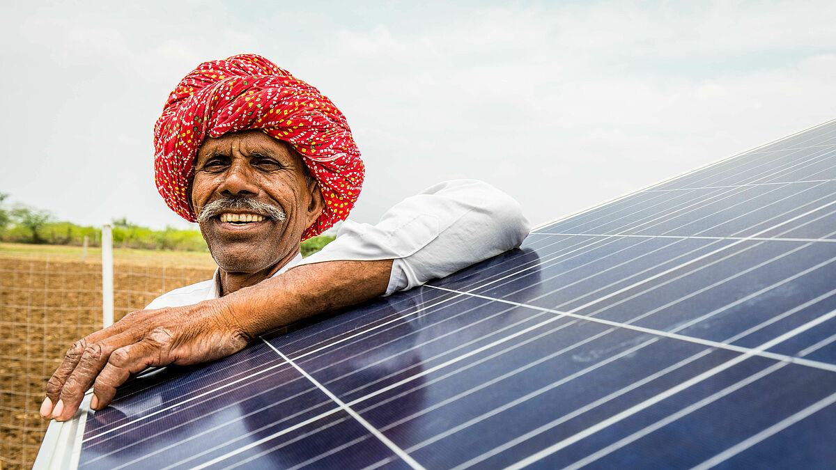 Oikocredit finanziert Energieunternehmen, die eine hohe soziale Wirksamkeit aufweisen, etwa durch die Bereitstellung sauberer Energielösungen an Haushalte in abgelegenen Regionen. Davon profitieren Menschen wie der indische Landwirt Gopi lal Saini. Gemeinsam mit seiner Familie erwarb er von Fourth Partner Energy für ihren Landwirtschaftsbetrieb eine solarbetriebene Wasserpumpe. 

