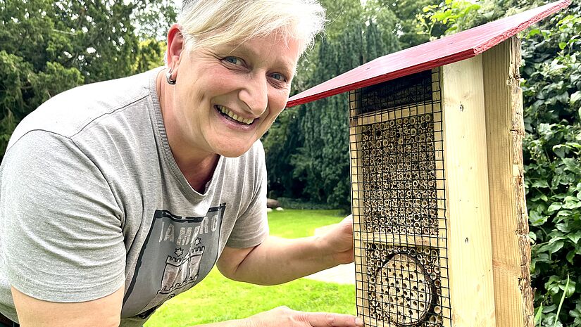 Friedhofsleiterin Martina Malzkorn mit Insektenhotel