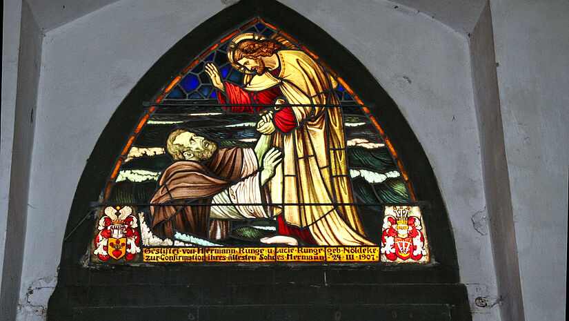 Ein Stifterfenster der Kirche in Ranzin.