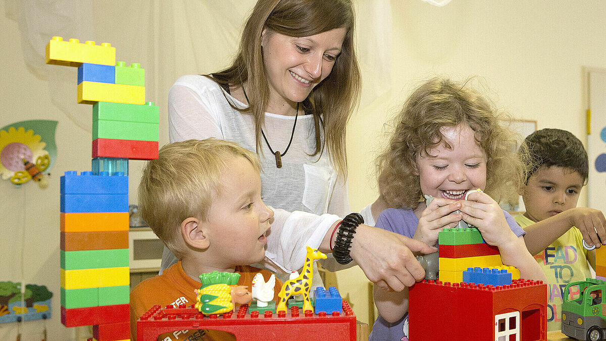 Kinder spielen in einer Kindertagesstätte (Symbolbild)