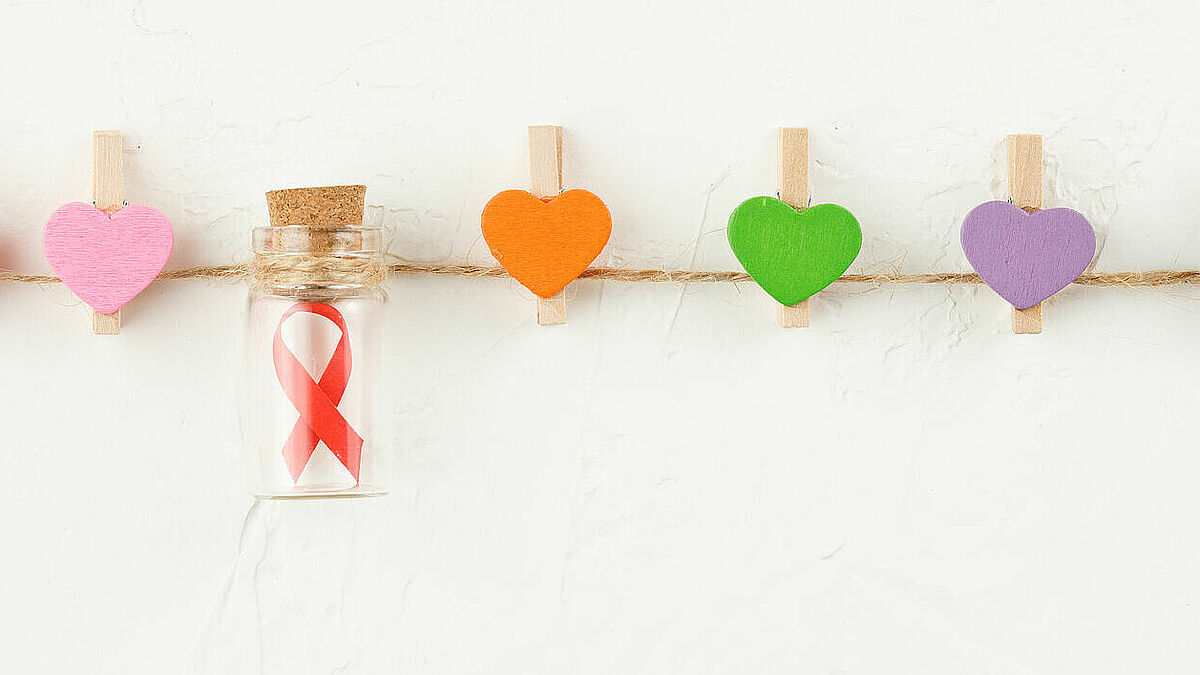 Der Welt-Aids-Tag wird seit 1988 jährlich am 1. Dezember begangen. Die Rote Schleife steht weltweit für Solidarität mit HIV-positiven und aidskranken Menschen.