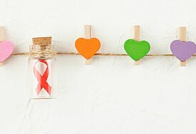 Der Welt-Aids-Tag wird seit 1988 jährlich am 1. Dezember begangen. Die Rote Schleife steht weltweit für Solidarität mit HIV-positiven und aidskranken Menschen.