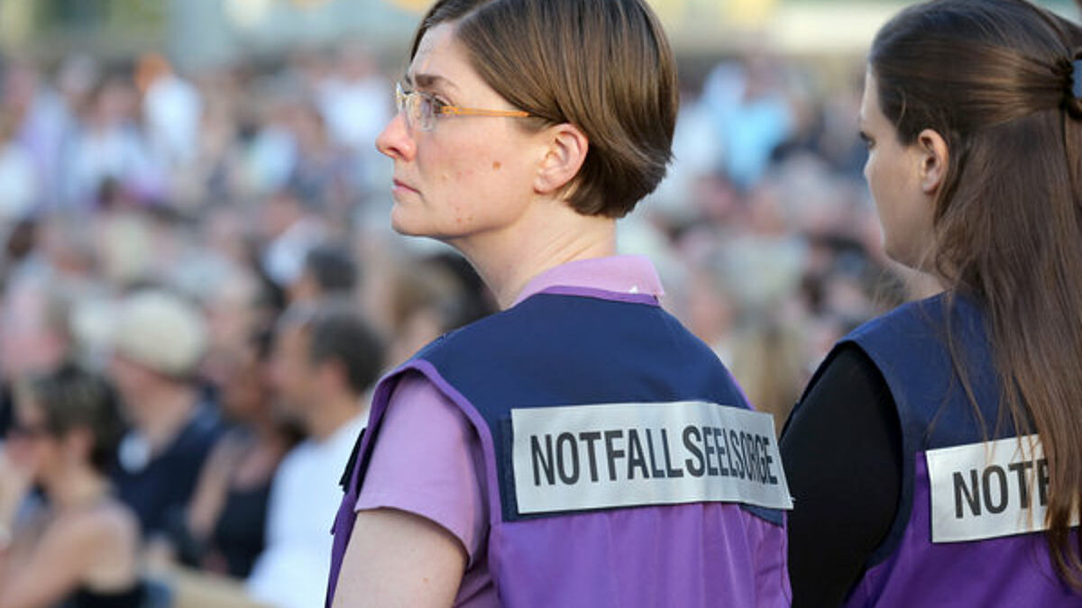 Notfallseelsorgerinnen im Einsatz - hier bei einer Gedenkfeier für die Opfer der Duisburger Loveparade (c) epd-bild