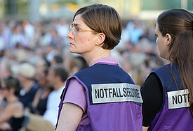 Notfallseelsorgerinnen im Einsatz - hier bei einer Gedenkfeier für die Opfer der Duisburger Loveparade (c) epd-bild
