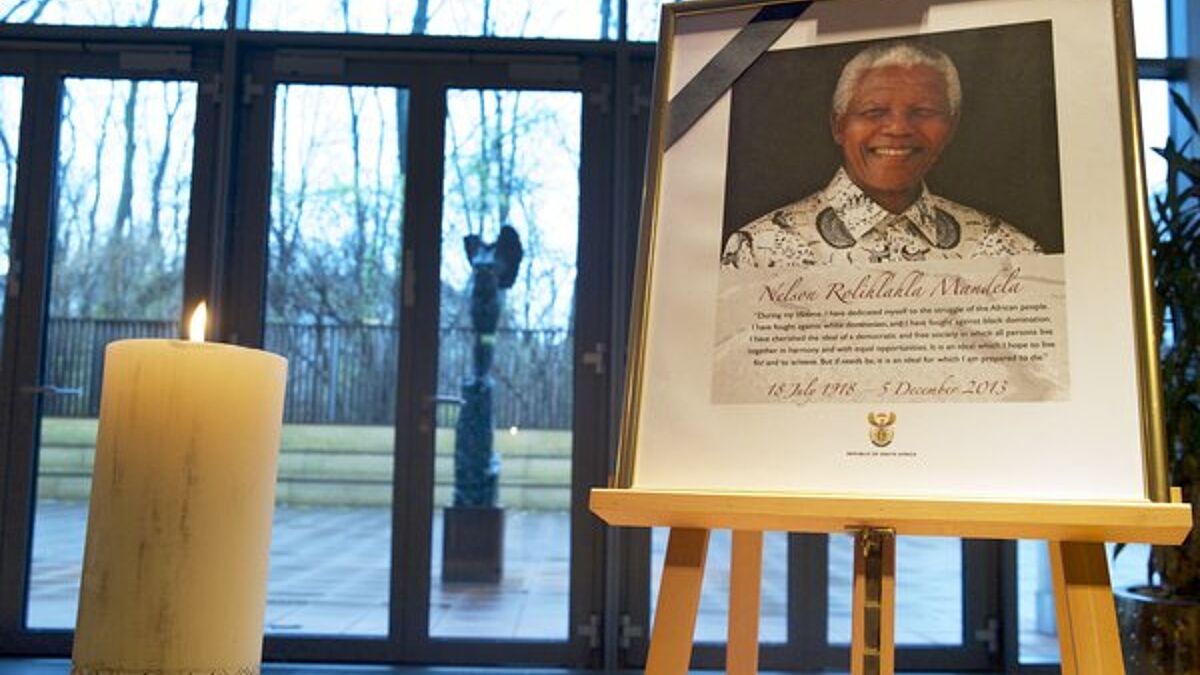 Nach dem Tod des früheren südafrikanischen Präsidenten Nelson Mandela steht dessen Bild auch in der Botschaft des Landes in Berlin