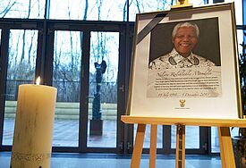 Nach dem Tod des früheren südafrikanischen Präsidenten Nelson Mandela steht dessen Bild auch in der Botschaft des Landes in Berlin