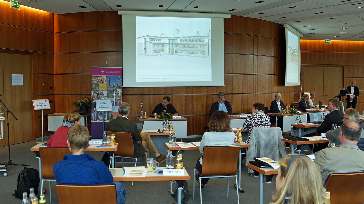Die Synodalen berieten über den Neubau eines Verwaltungsgebäudes in Güstrow.