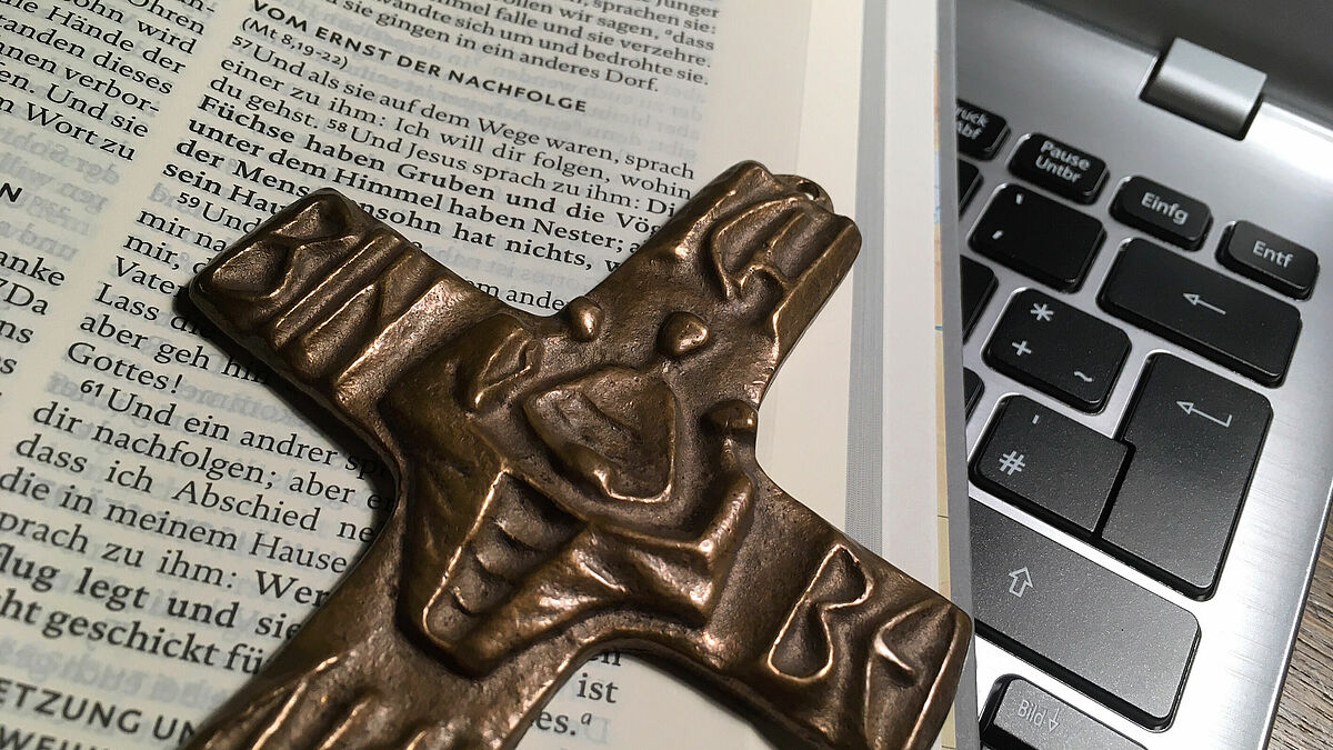 Bibel, Computer, Kreuz Foto: Döbler, Nordkirche