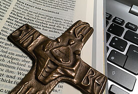 Bibel Computer Kreuz Foto: Döbler, Nordkirche