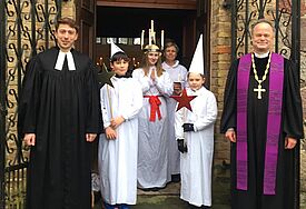 Eine Liebeserklärung an die Dorfkirche Steinmocker machten v.l. Pastor Helge Jörgensen, die Luciasängerinnen und - sänger der Opernale und Bischof Tilman Jeremias