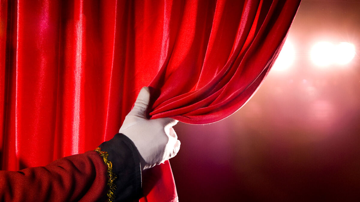 Der Vorhang im Theater geht auf