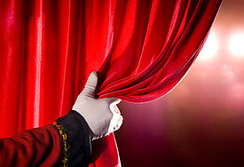 Der Vorhang im Theater geht auf
