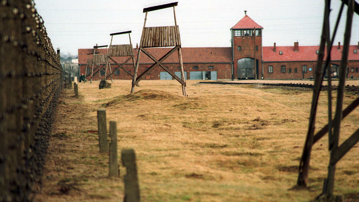 Holocaust-Museum des ehemaligen Konzentrationslagers-Auschwitz, Polen. Das Konzentrationslager Auschwitz ist weltweit das zentrale Symbol für den Völkermord an den Juden und die deutschen Gräueltaten in der NS-Zeit. Das Lager entstand im Jahr 1940 zunächst als Sammel- Straf- und Arbeitslager für polnische politische Gefangene. Nach der Wannseekonferenz im Januar 1942, in der Hitler die Umsetzung der "Endlösung der Judenfrage" regeln ließ, wurde Auschwitz zur größten Vernichtungsstätte des Holocaust. Die europäischen Juden wurden mit Zügen in das Lager deportiert und von Frühjahr 1942 bis Herbst 1944 in Gaskammern ermordet. (Siehe epd-Themenpaket vom 20.1.05)
