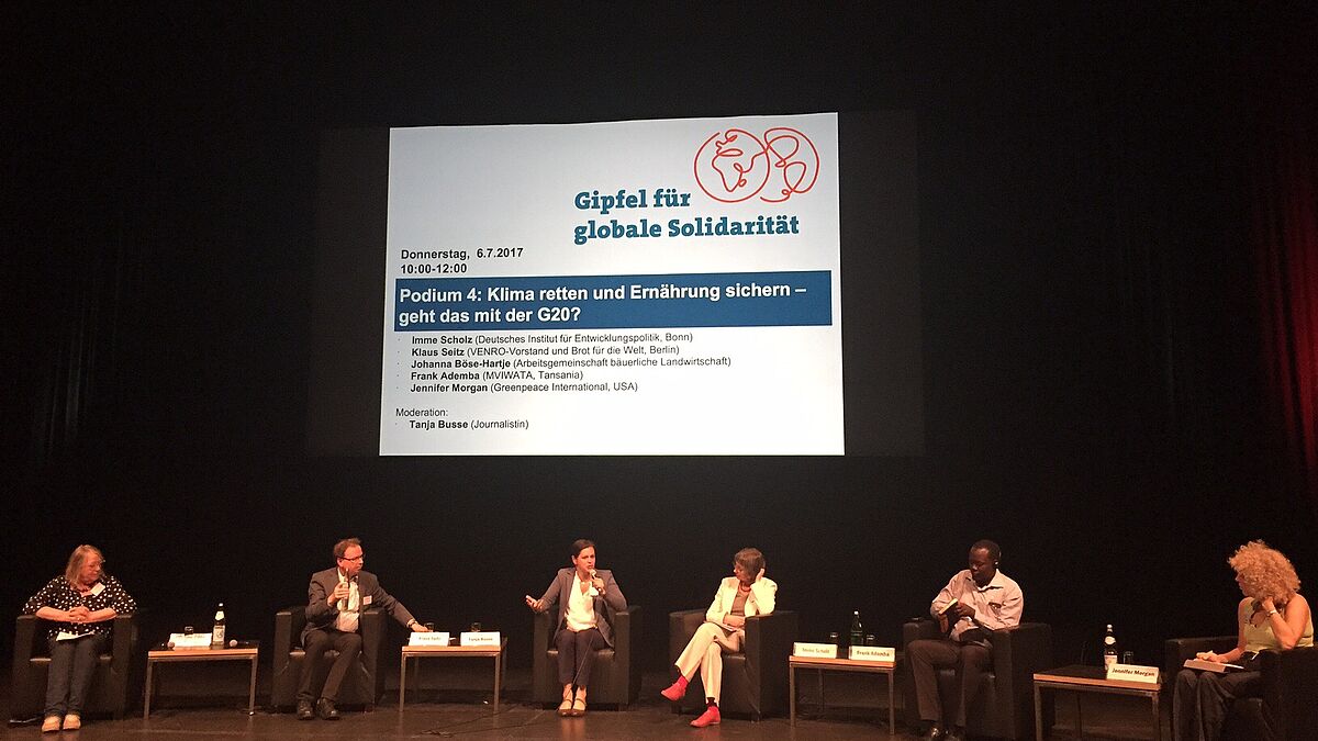 Sie diskutierten auf dem Alternativgipfel zu G20: Johanna Böse-Hartje (v.l., Arbeitsgemeinschaft bäuerliche Landwirtschaft), Klaus Seitz (VENRO-Vorstand, Brot für die Welt), Tanja Busse (Journalistin), Imme Scholz (Deutsches Institut für Entwicklunspolitik), Frank Ademba (MVIWATA, Tansania) und Jennifer Morgan (Greenpeace International).