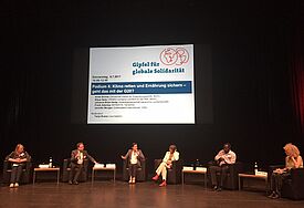 Hintergrund
Bei „Gipfel für globale Solidarität“ auf Kampnagel in Hamburg diskutieren Interessierte seit Mittwoch Alternativen zur Politik der G20. Für rund 80 Diskussionsveranstaltungen und Workshops haben sich mehr als 1.500 Besucher angemeldet.
