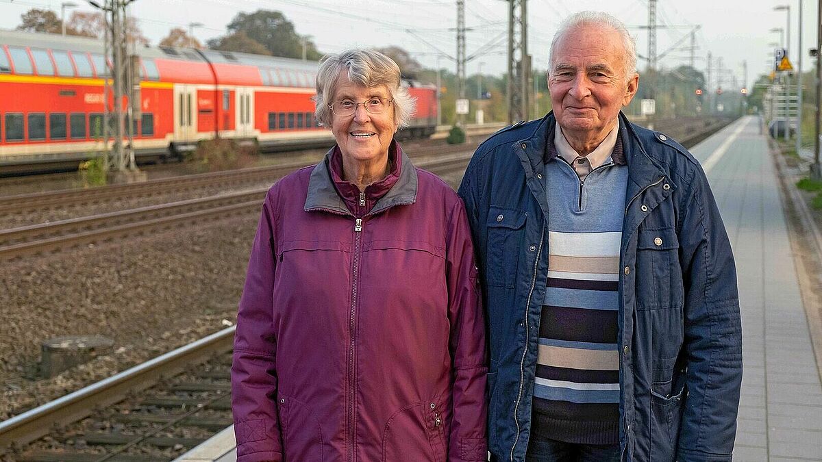 Helga Winterberg und der Pastor Jens-Peter Andresen an den Bahngleisen des Bahnhofs in Büchen (Kreis Herzogtum-Lauenberg). Sie versorgten jahrelang Durchreisende aus der DDR in der Büchener Bahnhofsmission. 